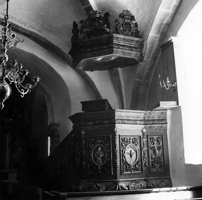 Skårby kyrka från 1742, predikstol med tillhöra...