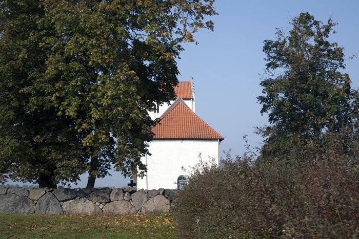 Kyrkomuren med Lyngsjö kyrkas gavel på andra si...