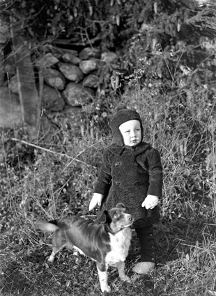 Svea och Nils Kronkvists pojke Yngve med hund, ...