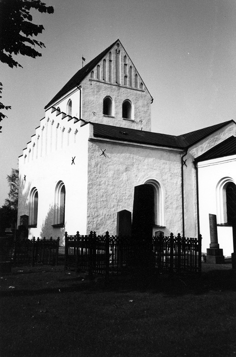 Härslövs kyrka sedd från sydost.
