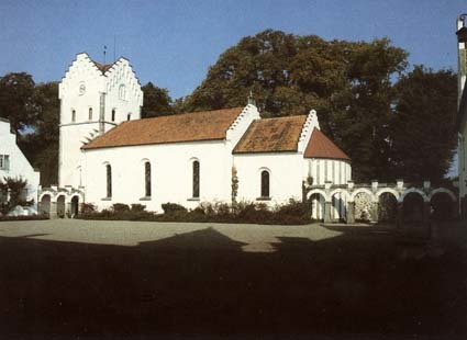 Borggården och kyrkan - Bosjökloster vid Ringsj...
