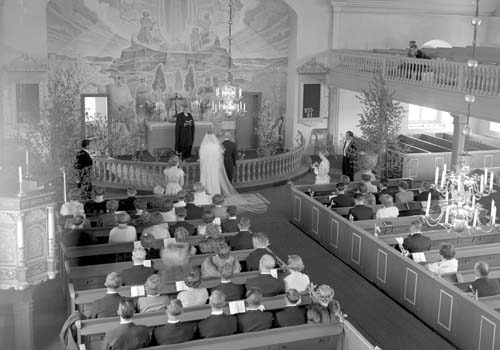 Hilbert och Margareta Lindgrens bröllop i kyrka...