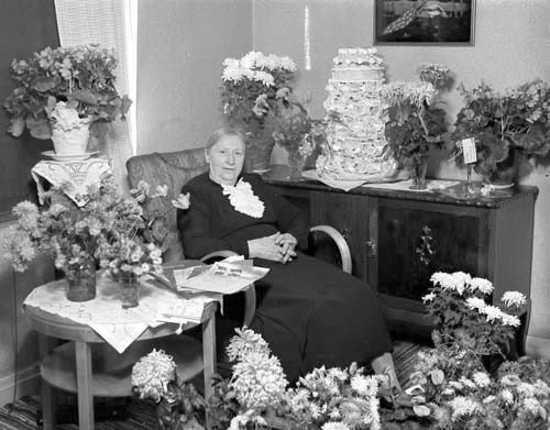 Fru Bengta Björk 70 års dag m blommor Arkelstorp.
