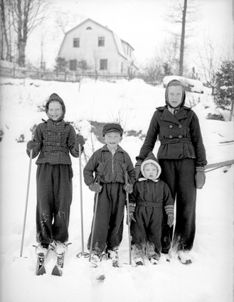 Henning Nilssons 4 barn Arkelstorp.