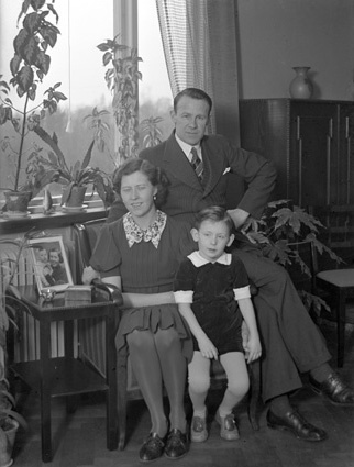 Olof Nord familjen sittande i stol Värestorp.