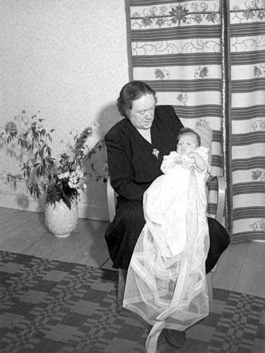 Agnes Holmer med sonsonen Per, barndop, Vånga.