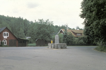 Minnesstenen i Marklunda. Foto från väster.