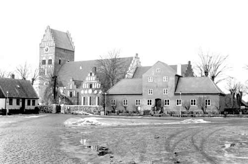 Kyrkan och Rådhuset från SO.
