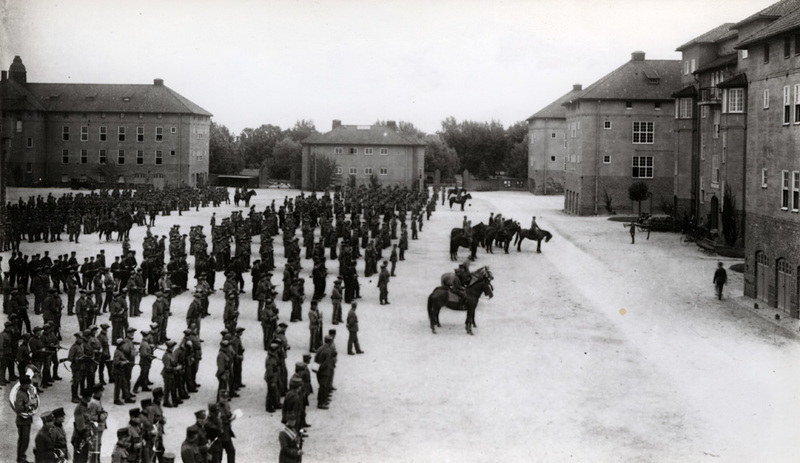 Soldater i uppställning på en kaserngård.