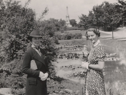 Aug. 1938. Isse och hennes väninna: Fru Sanberg...