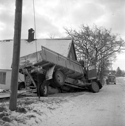 Bil genom hus i Skåne Tranås