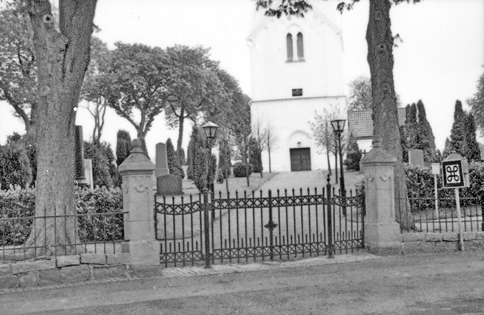 Västra Ingelstads kyrka och kyrkogård.