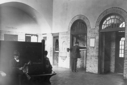 Järnvägsstationen interiör 1921.