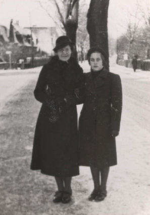Vintern 1937. Isse och Marianne.