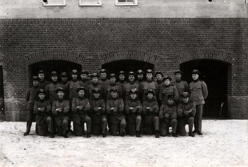 Gruppfoto av befäl och soldater. I 6.