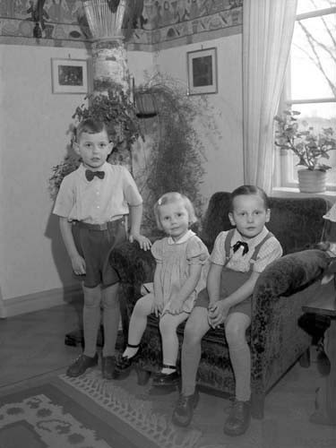 Gustav Åkesson 3 barn stående Fjälkinge.