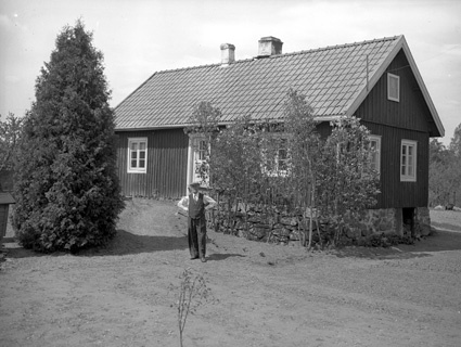 Bernt Larsson vid huset, Skärsnäs.