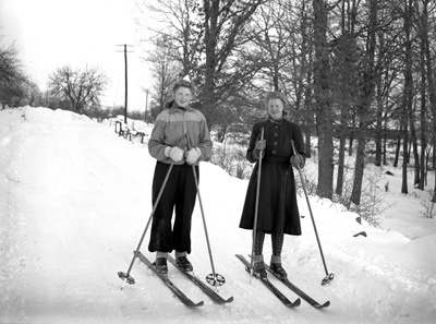 Olga Olsson och Frida Nilsson på skidor Arkelst...