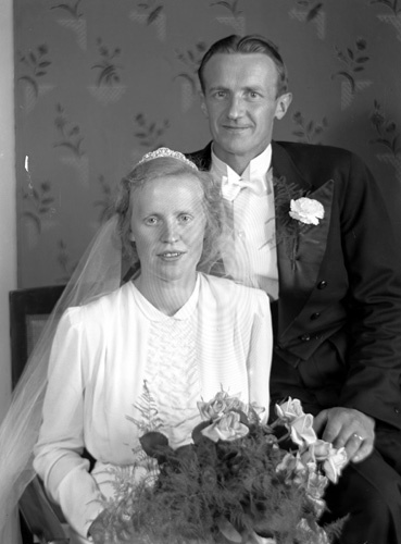 Tora och Raimund Nilsson brudparet bröstbild Fi...