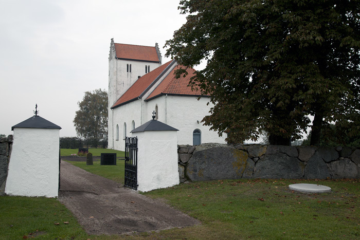 Entrén till Lyngsjö kyrka. 2011-10-02.