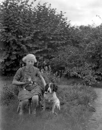 Gerd Olsson, Furustad, med hund och katt.