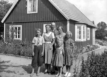 Karl Nilsson Gylleboda Ekestad framför huset.
