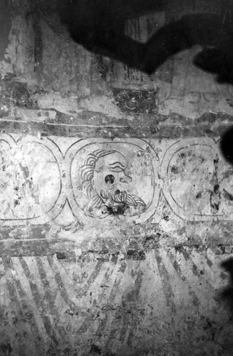 Fjelie kyrka. Parti av kalkmålningar på absiden...
