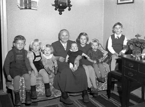 Elna Norling 70 års dag Elna o barnbarnen Romel...