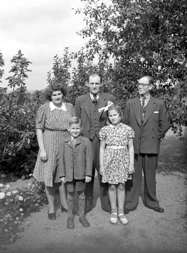 Gunnar Persson m familj ute o M. Persson Söndraby.