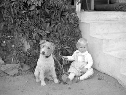Lillstugan pojken och hund tvär Arkelstorp.