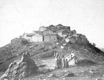 Berberby på bergstopp i Algeriets Tellatlas.