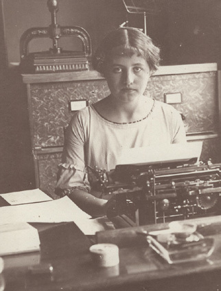 Fröken Benedixon. Taget på mitt kontor 1913.