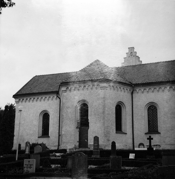 Husie kyrka och kyrkogård.