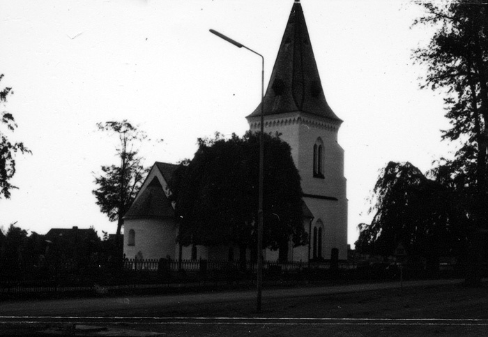 Kyrkan mot sydväst med gjutjärnsstaket.
