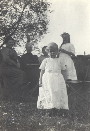 Ingegerd i Falsterbo 1912. Mamma, Elsa Posse, G...