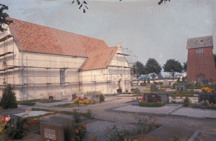 Gualövs kyrka, från SV.