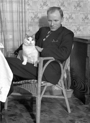 Arne Persson och katten.