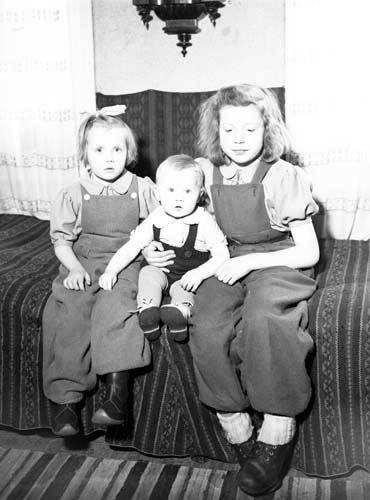 Hugo och Elsa Österbergs barn Laila, Sven-Gösta...