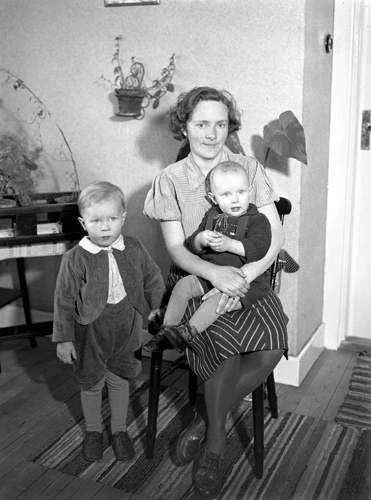 Harriet Liljedahl och barnen Kjell och Leif, Vå...