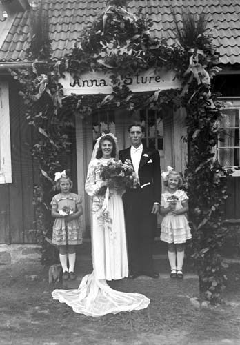 Sture o Anna Olsson brudpar i dörrpost Staversvad.