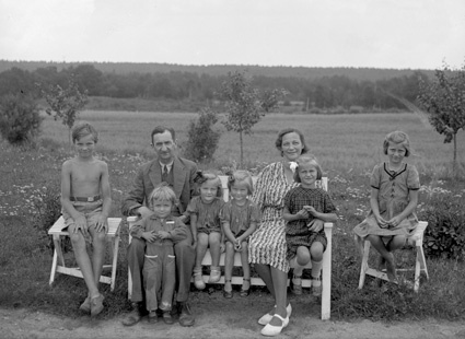 Handl. Carlssons familj Mjönäs.