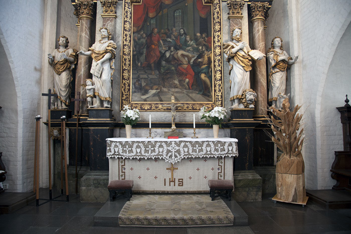 Altare med altaruppsats i S:ta Maria kyrka i Ys...