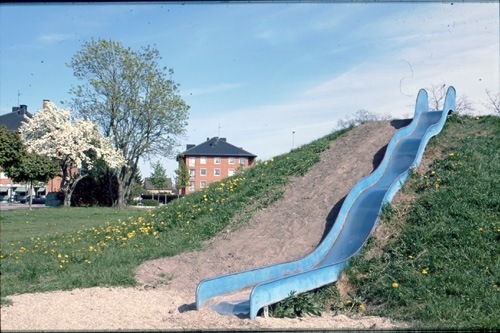 Lekplats med blå rutschbana vid tiansvägen 2000-05