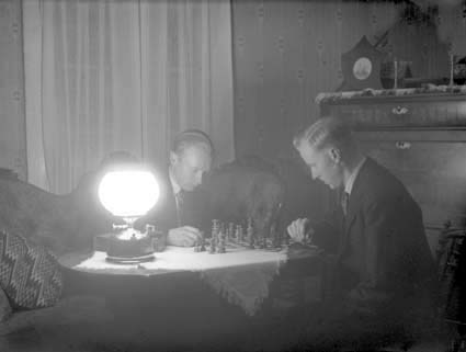 Bröderna Albin och Arne Persson spelar schack.