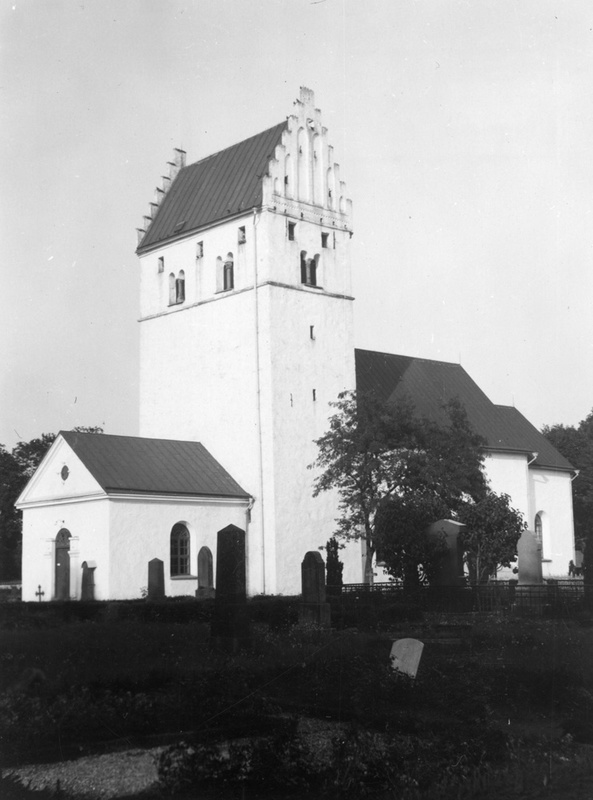 Norra Åsums kyrka. Kyrkan från SV.