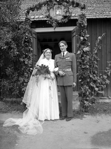 Arvid Persson brudparet i äreport Mannestad.
