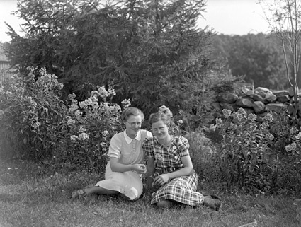 Tyra och Anna Oredsson sittande Krogshult.