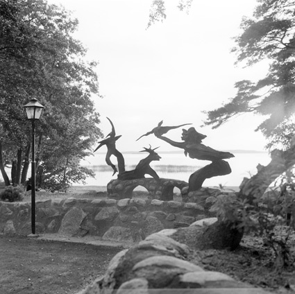 Robert Strands träskulptur vid Strandängen i au...