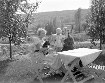 Iris Månsson och dottern Barbro, ? , Furustad.