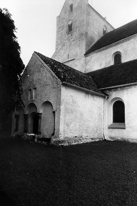 Dalby kyrka sedd från sydost.